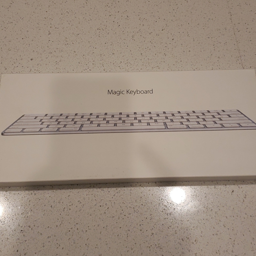 Apple Magic Keyboard - Picture 1 of 5
